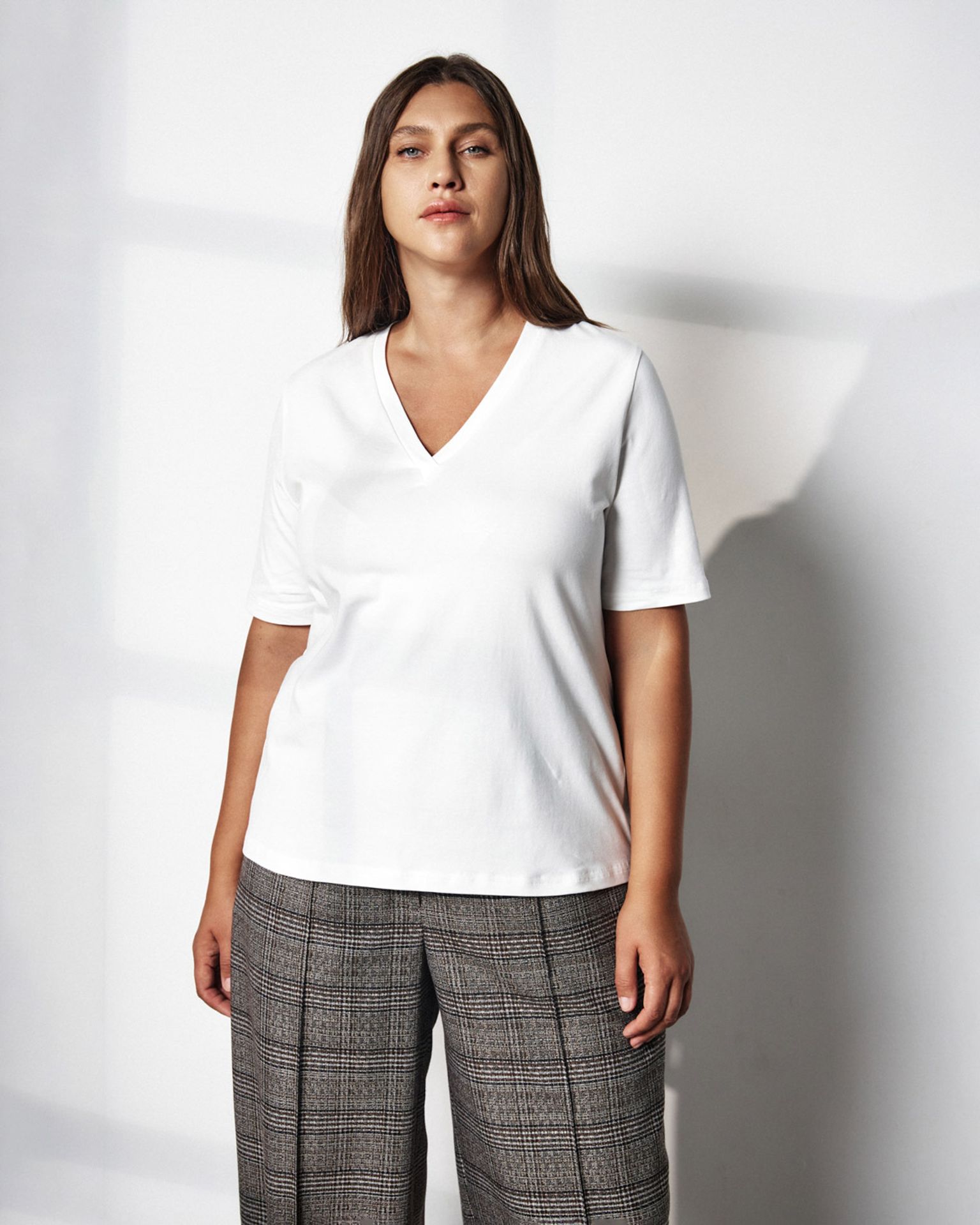 Футболка с V-образным вырезом