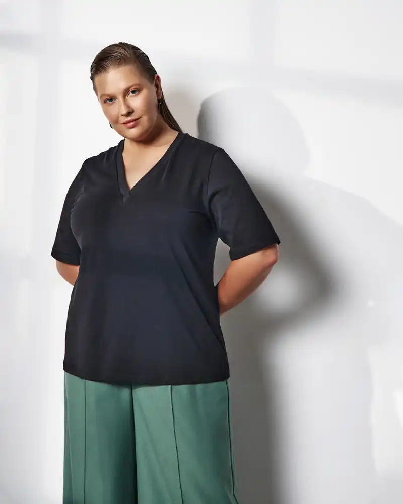 Футболка с V-образным вырезом