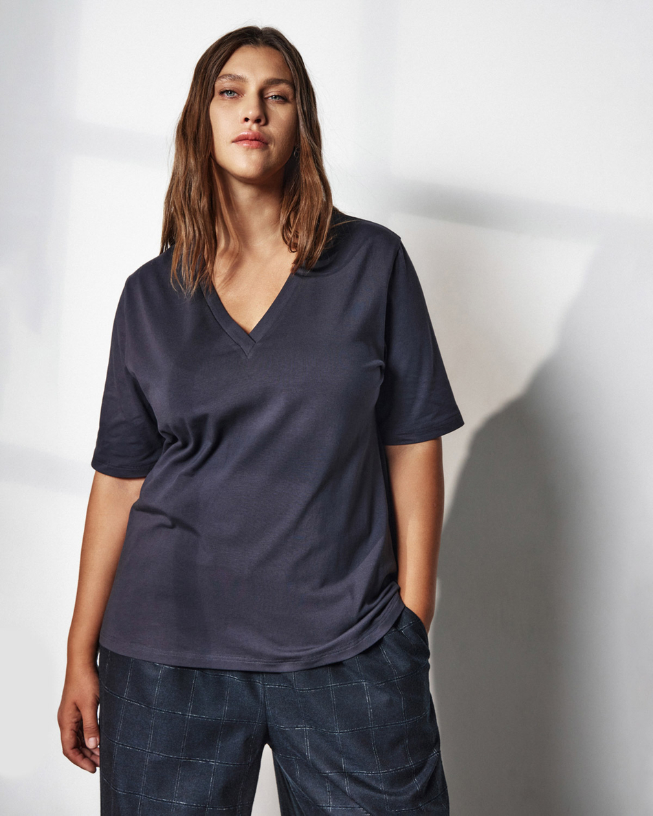 Футболка с V-образным вырезом