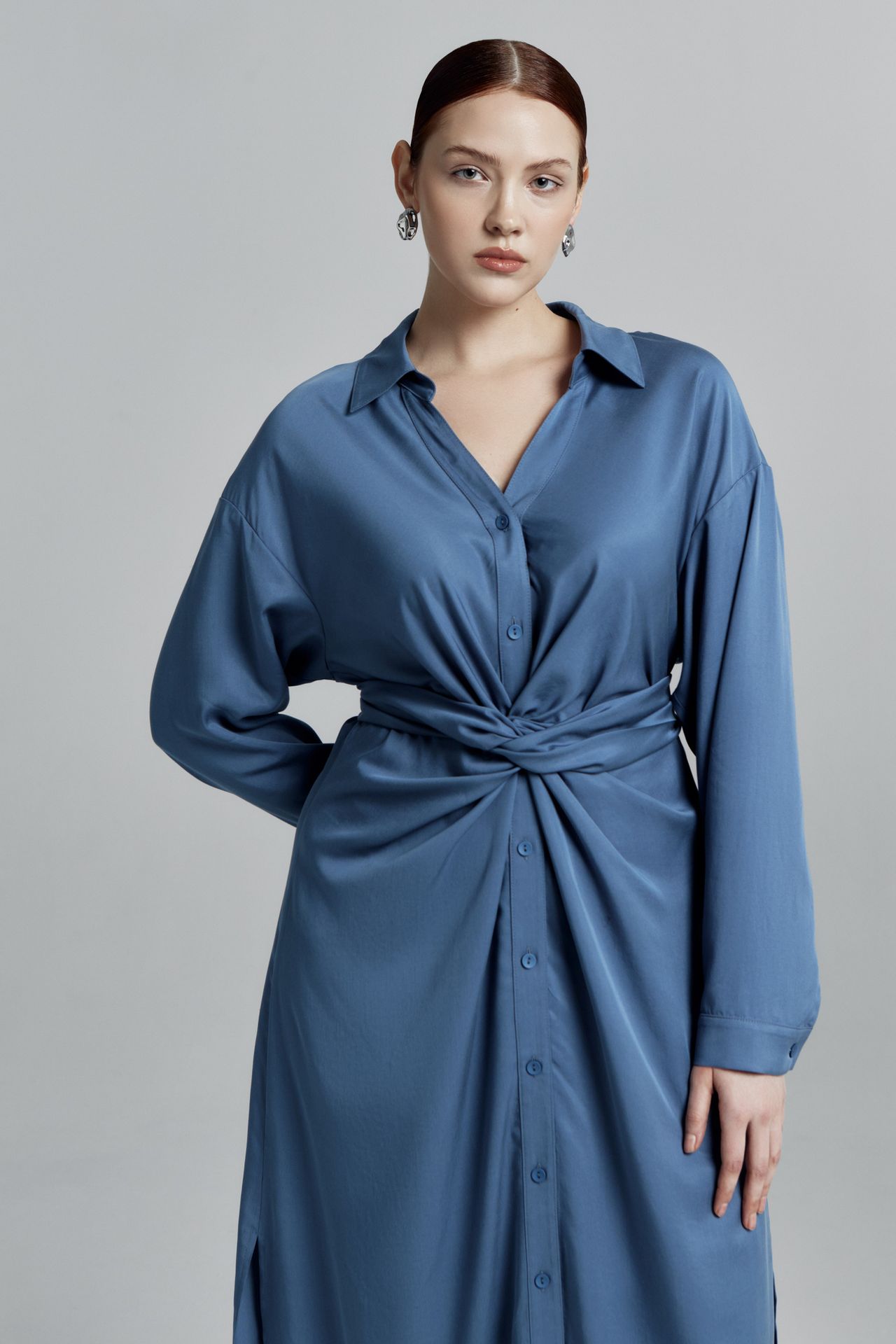 Платье-рубашка с драпирующимся поясом