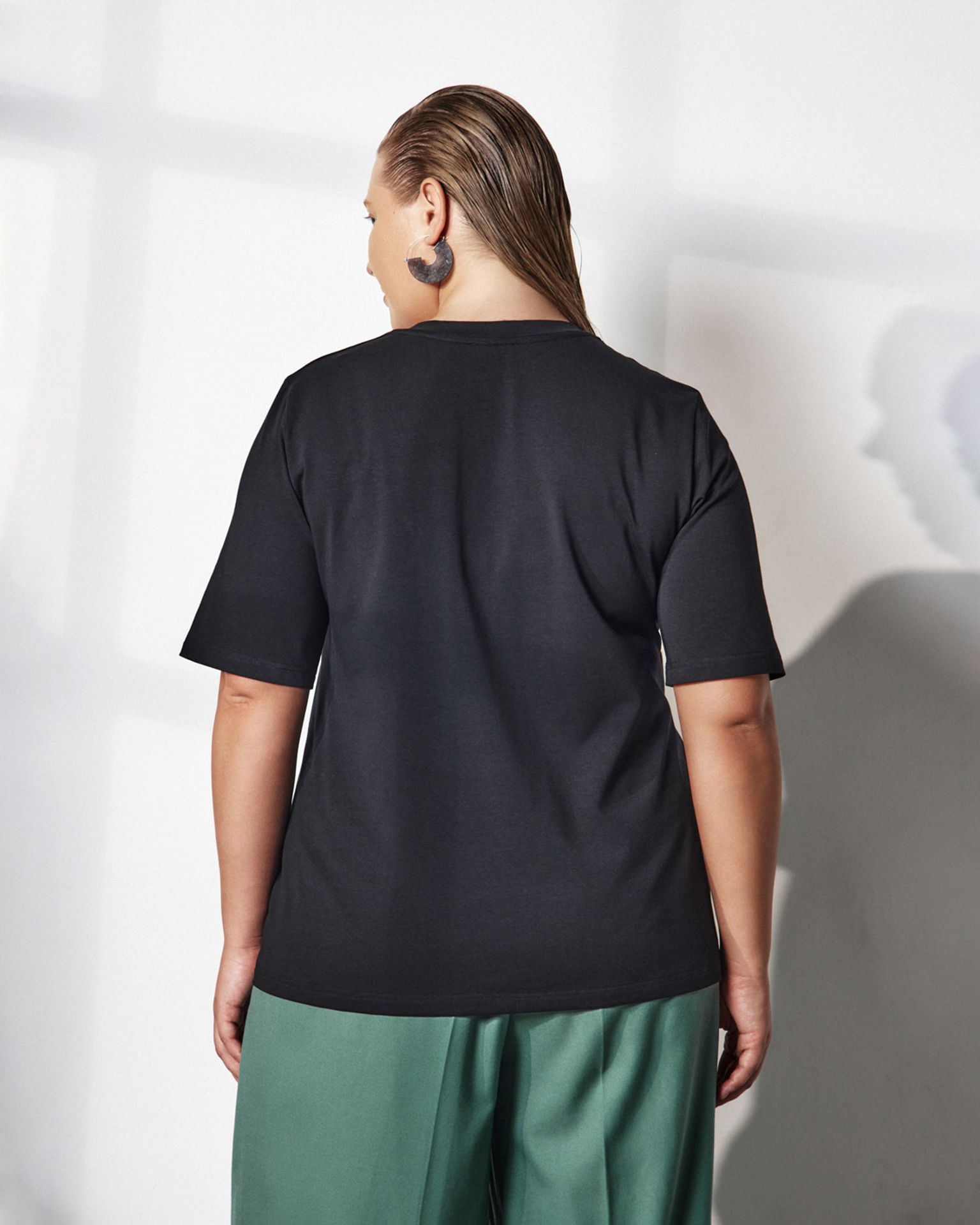 Футболка с V-образным вырезом