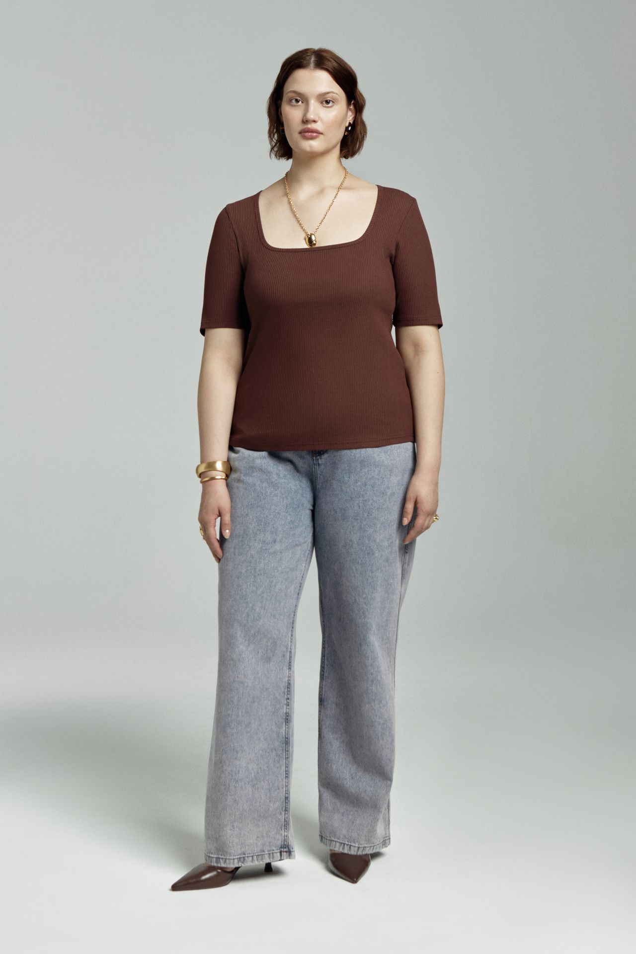 Топ базовый с вырезом каре