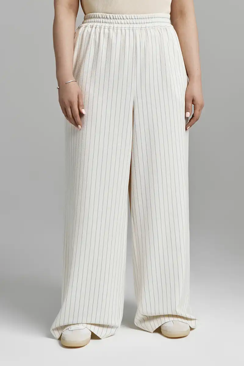 Брюки к рубашке в полоску