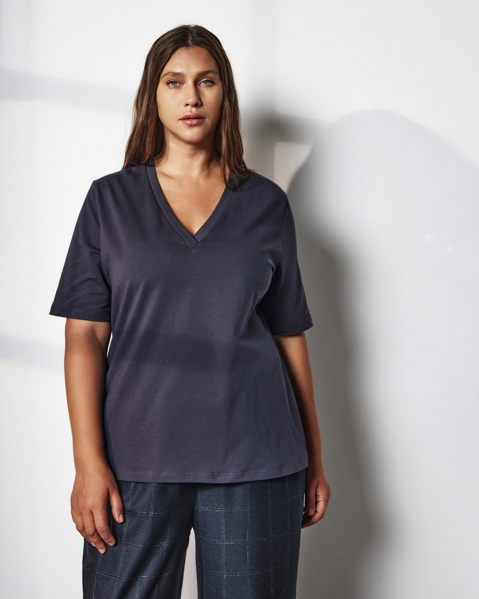 Футболка с V-образным вырезом