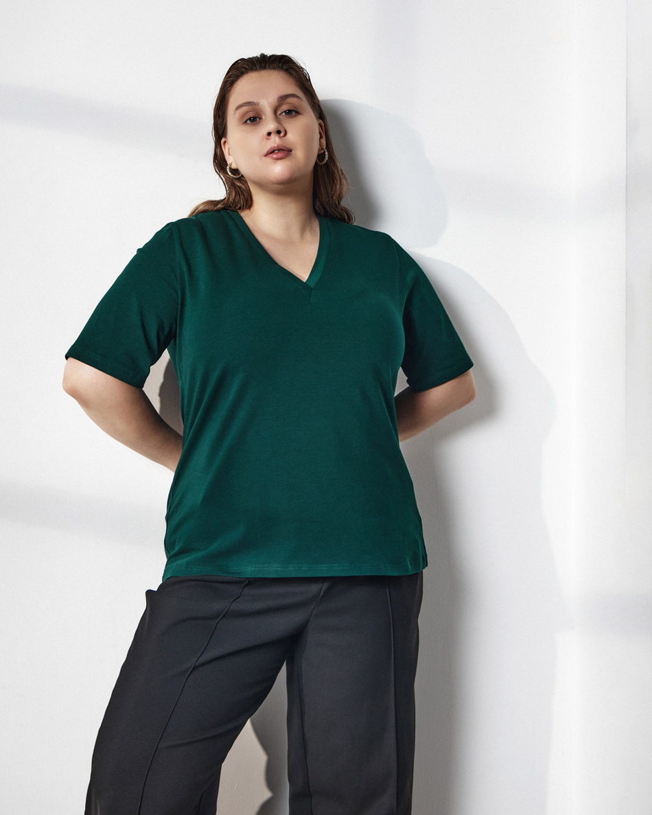 Футболка с V-образным вырезом