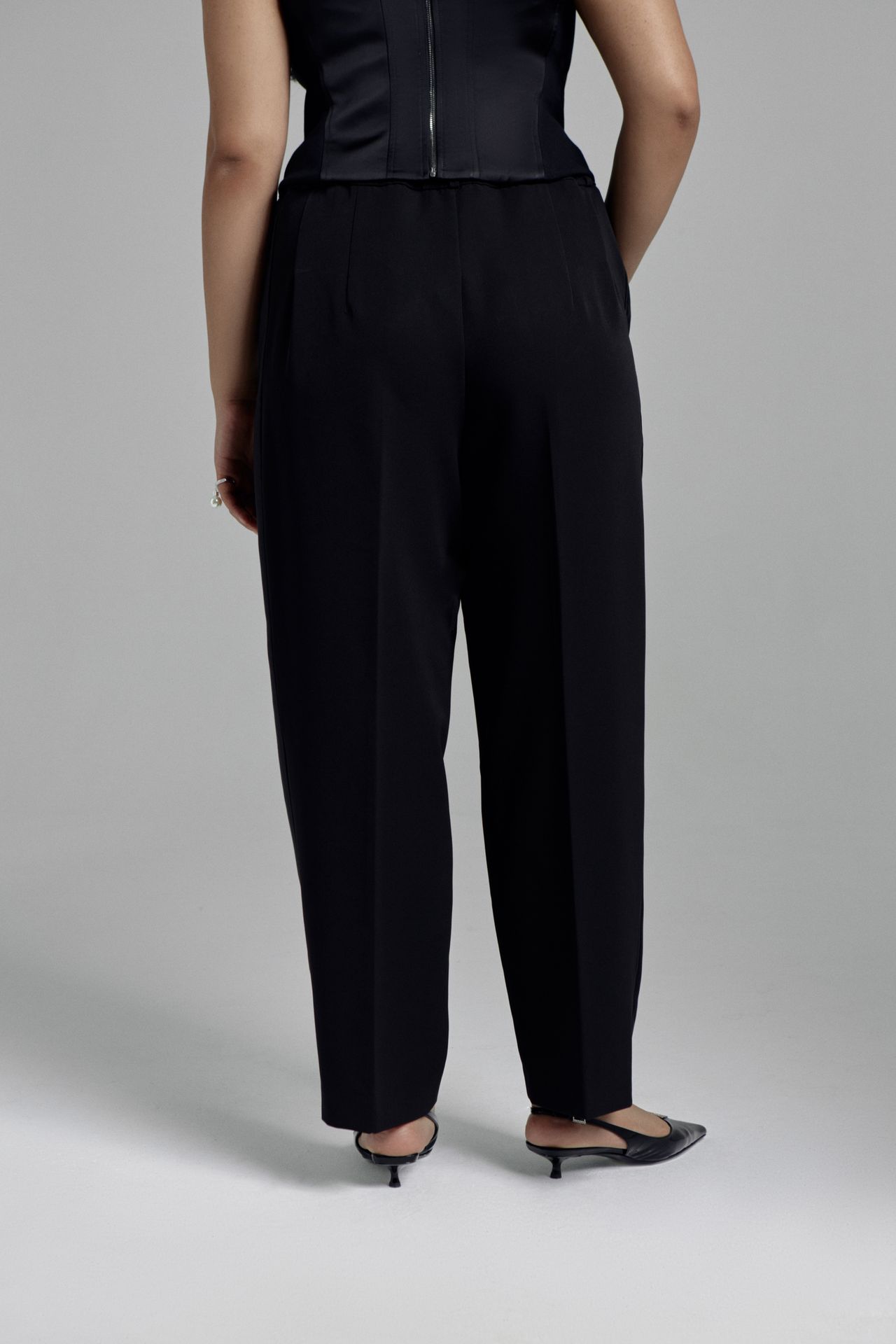 Брюки-бананы с атласной отделкой