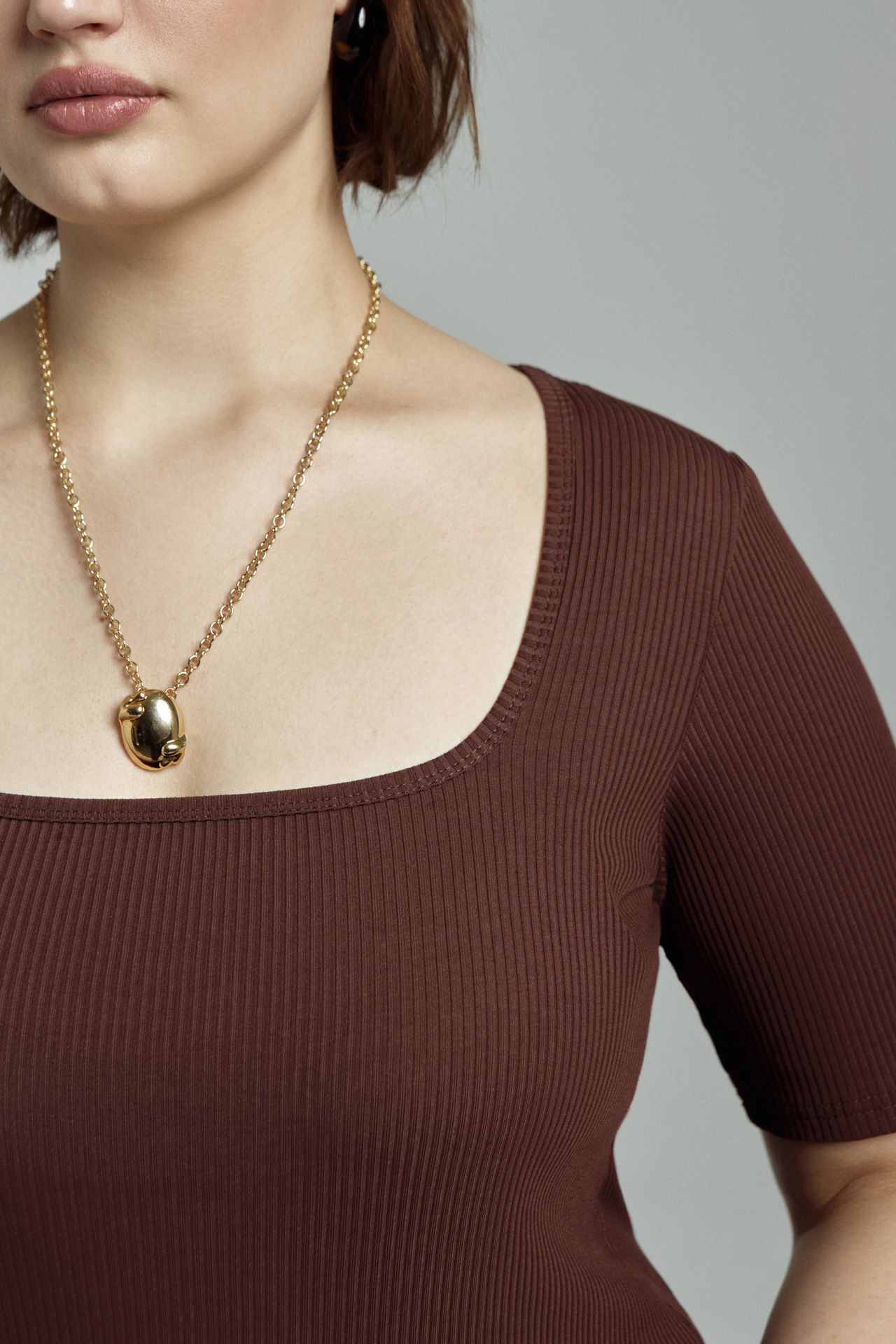 Топ базовый с вырезом каре