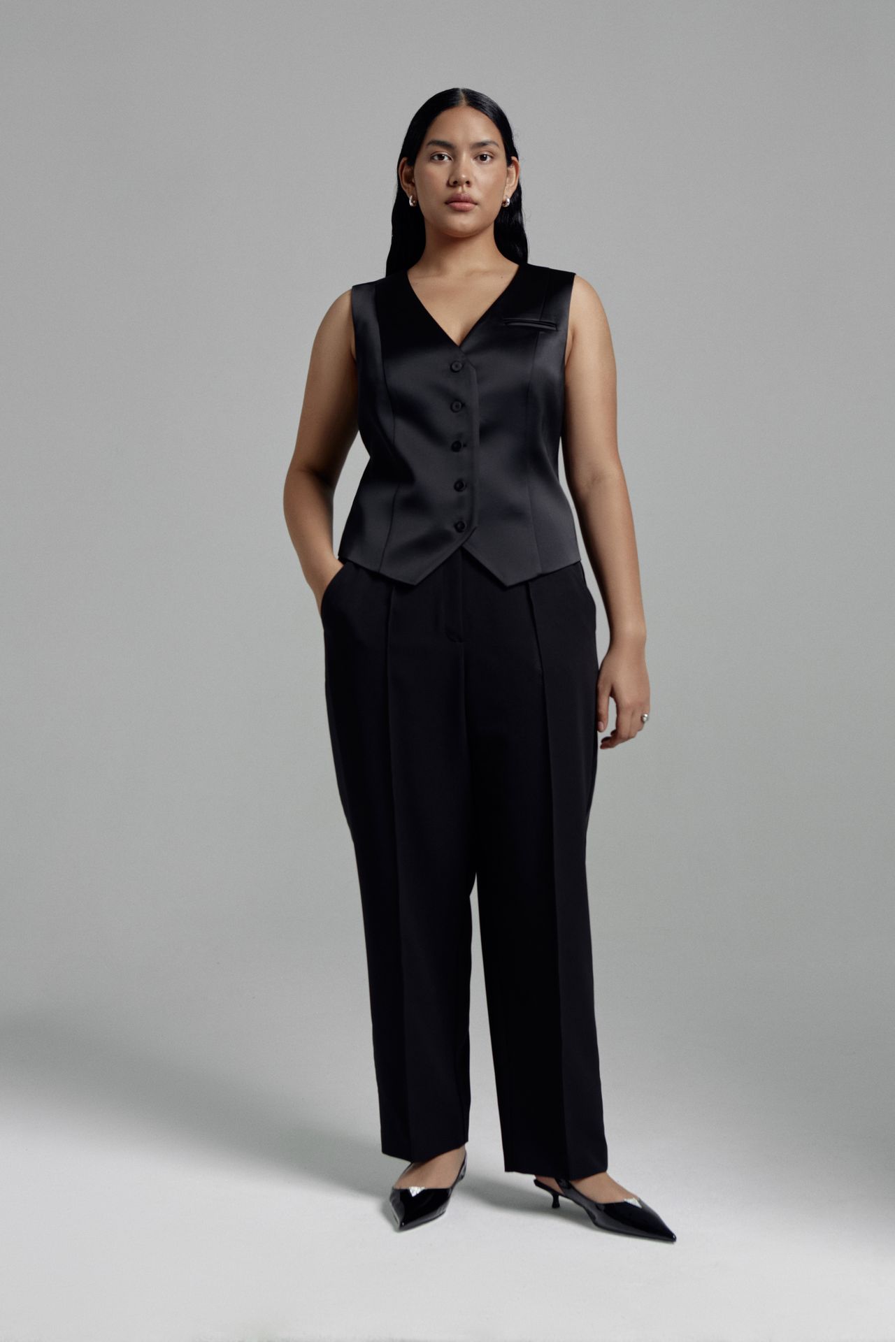 Брюки-бананы с атласной отделкой