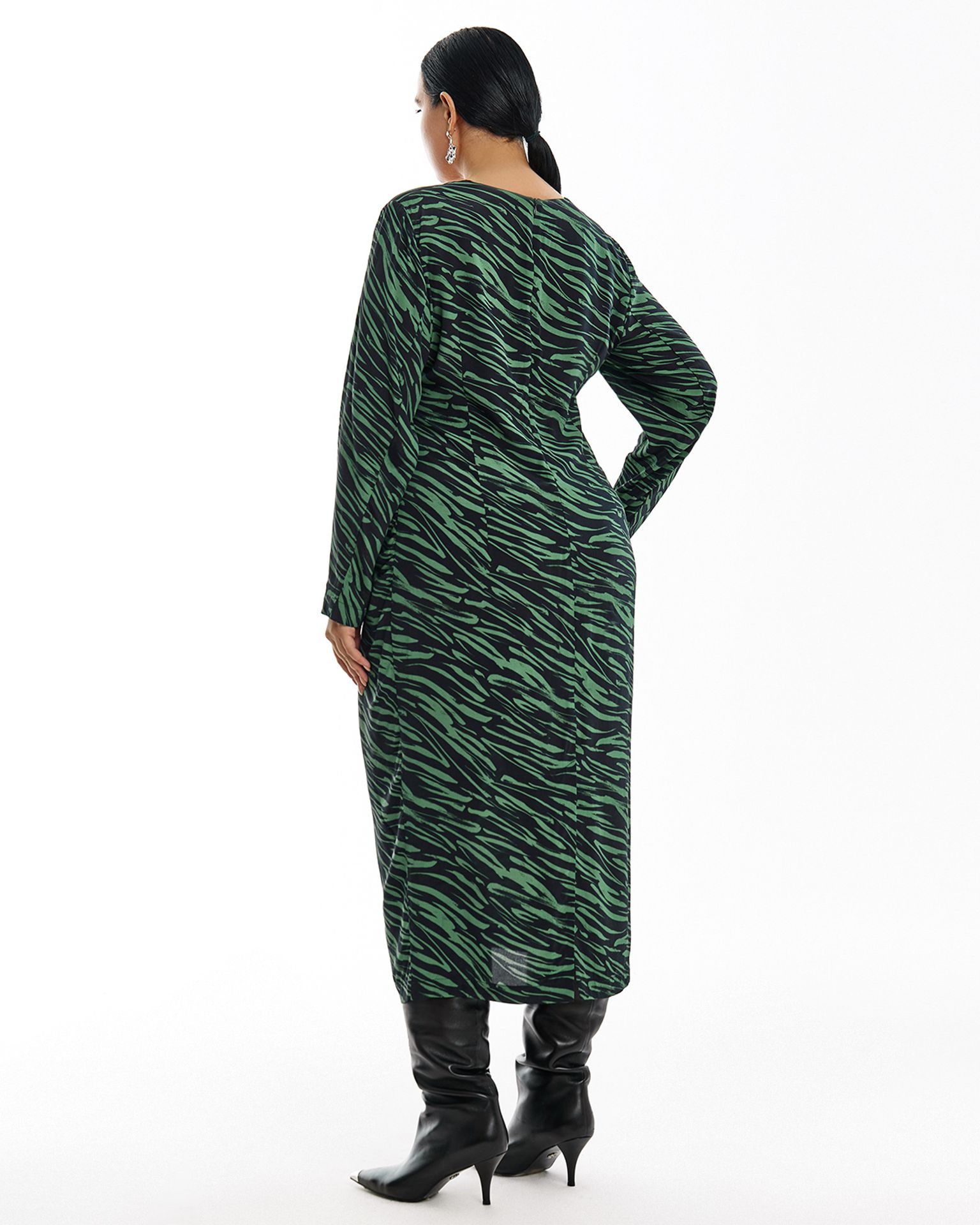 Платье с платком