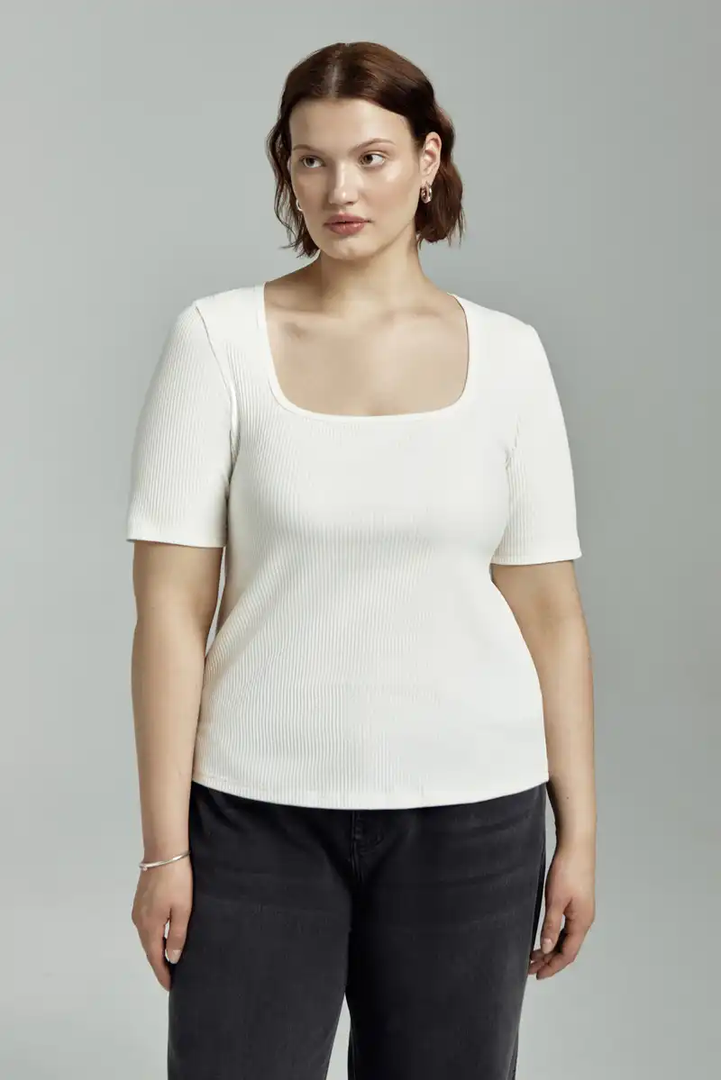 Топ базовый с вырезом каре