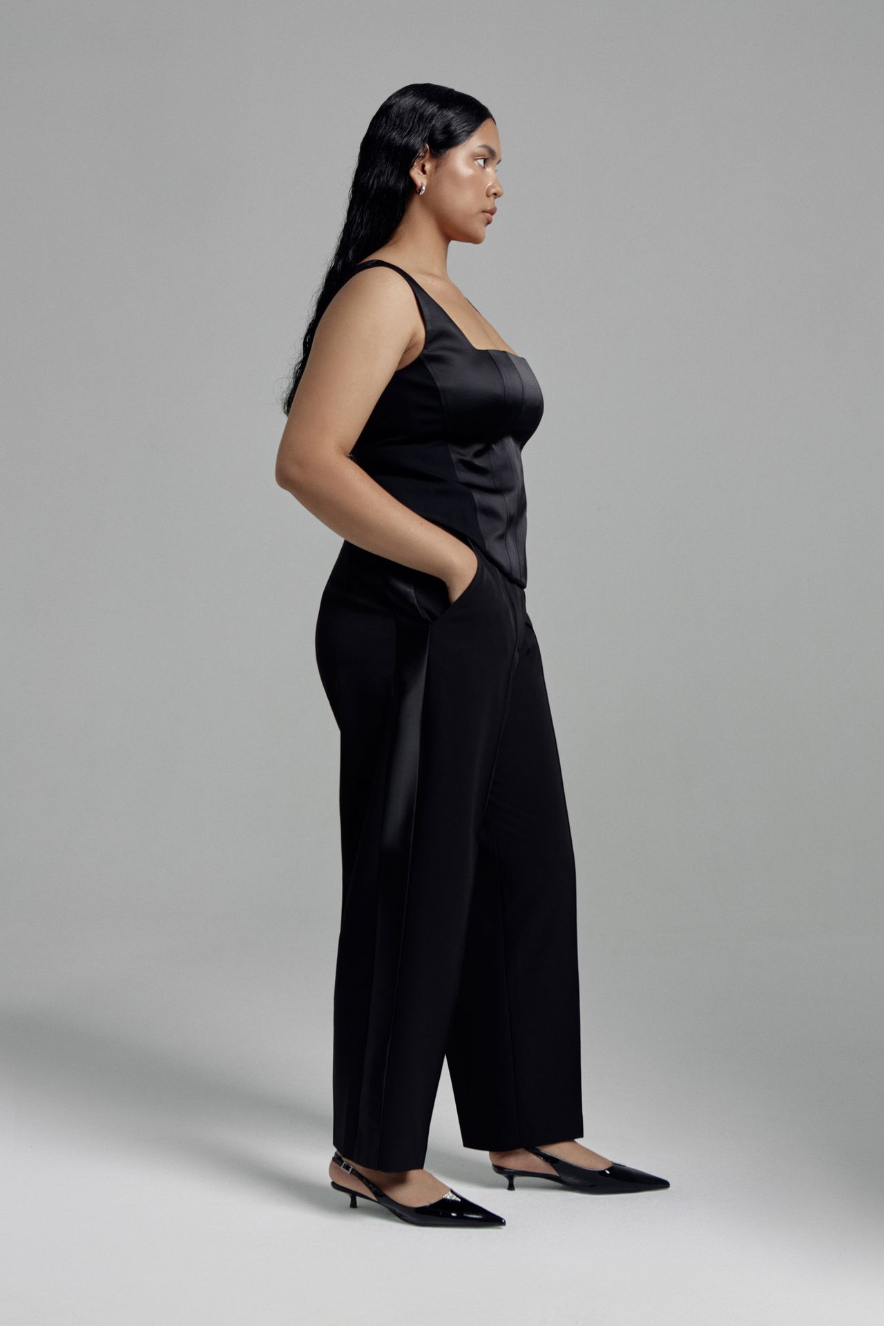 Брюки-бананы с атласной отделкой