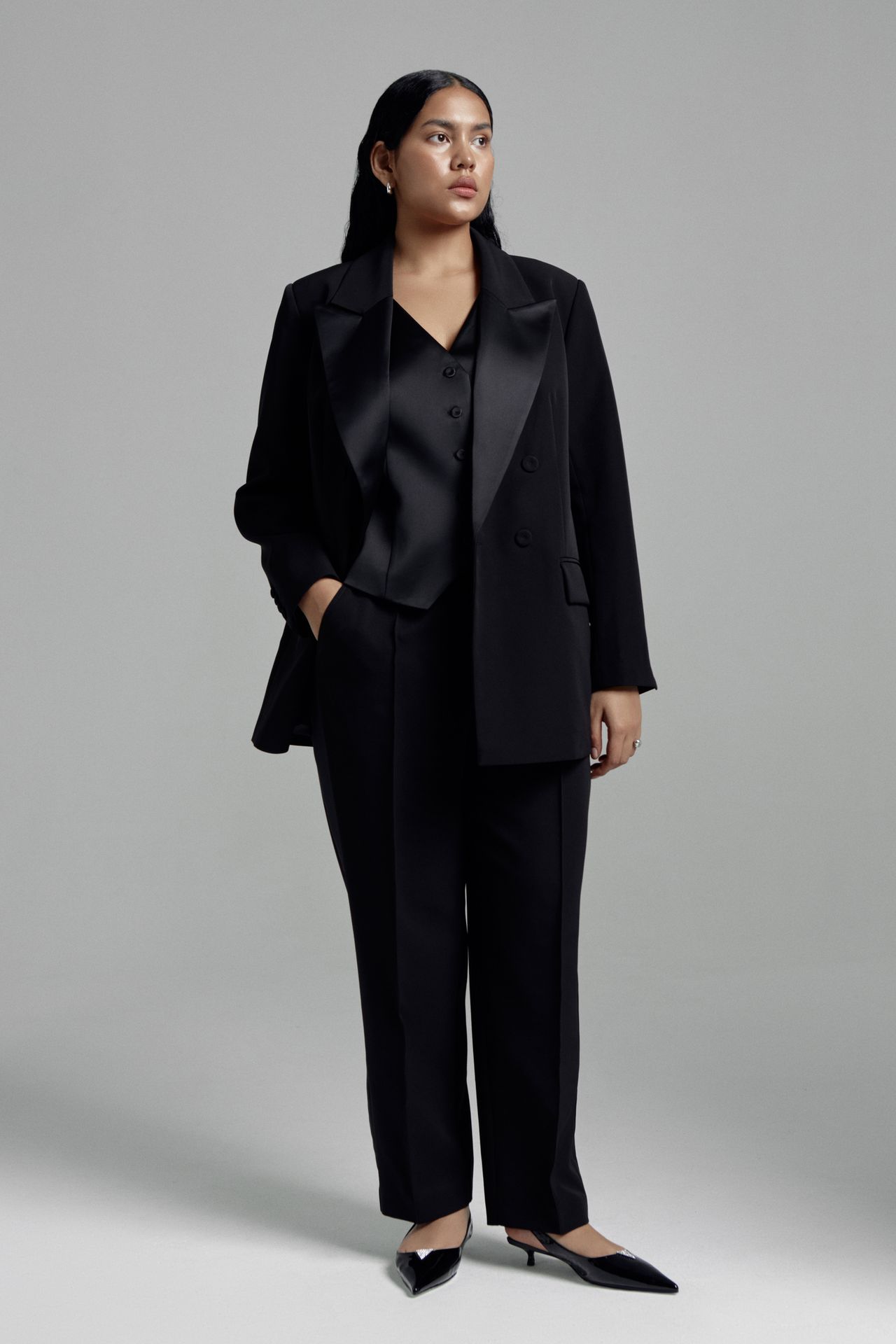 Брюки-бананы с атласной отделкой