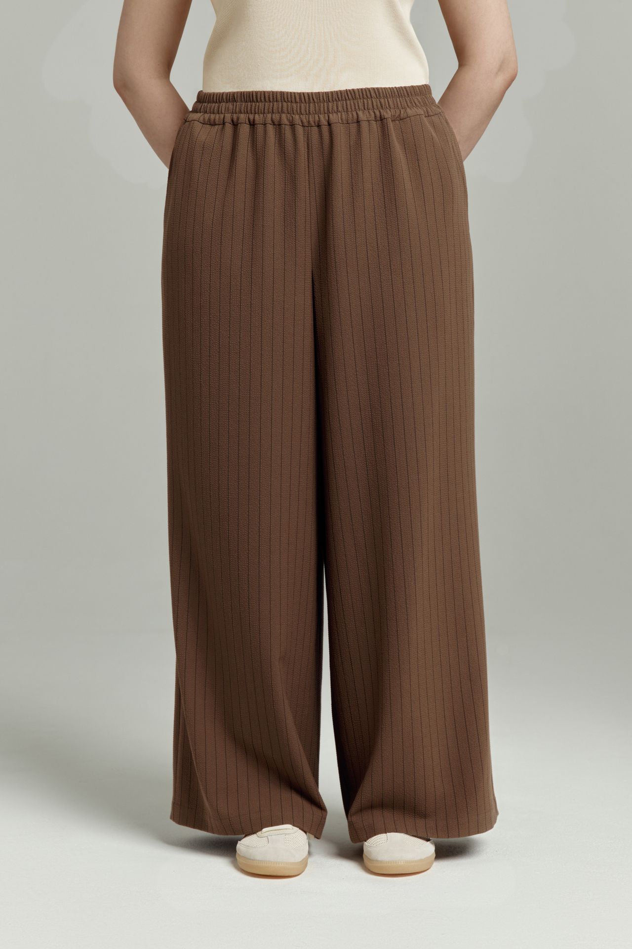 Брюки к рубашке в полоску