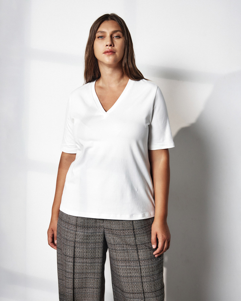 Футболка с V-образным вырезом