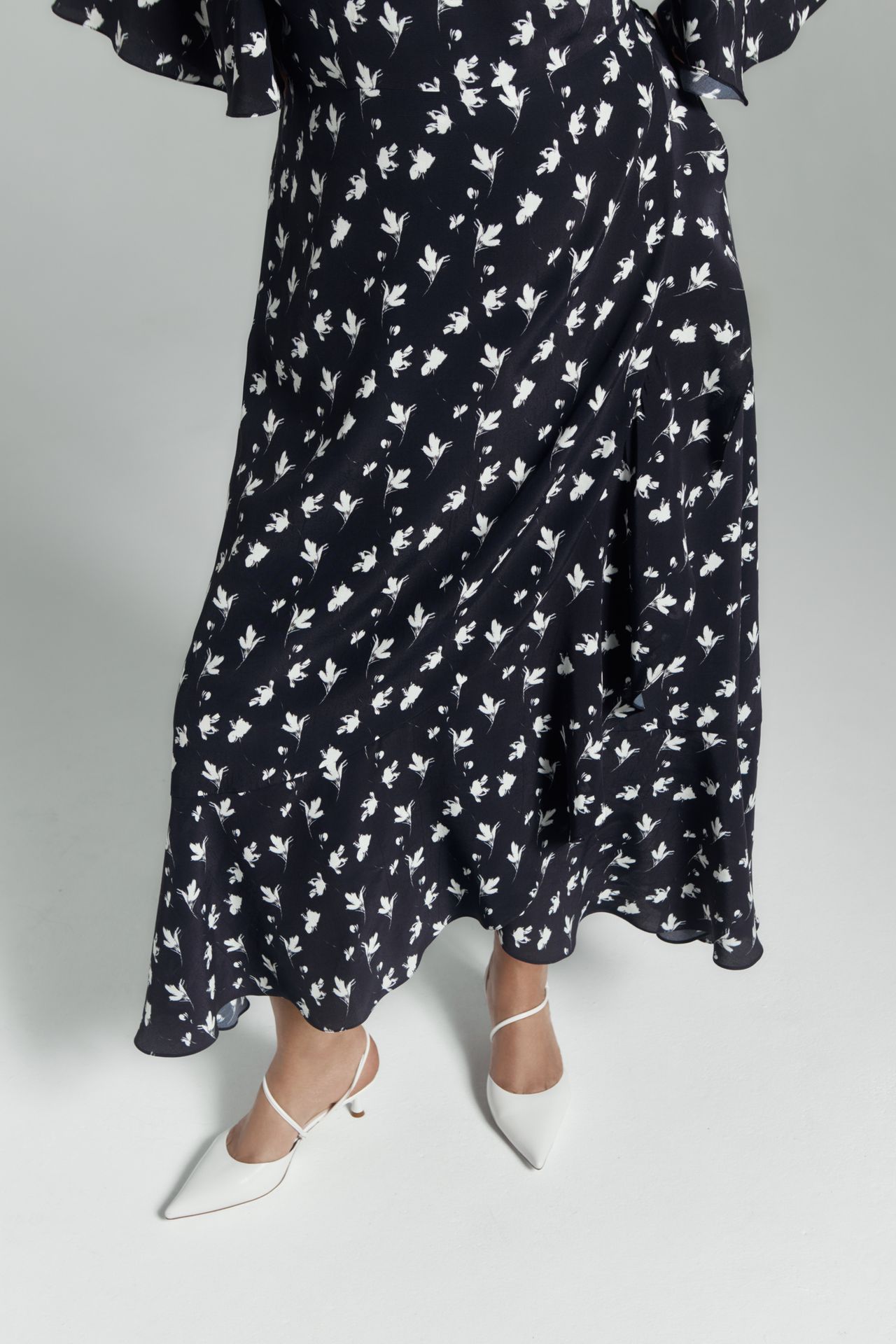 Платье на запах с воланом