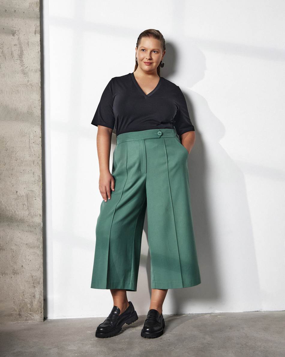 Футболка с V-образным вырезом