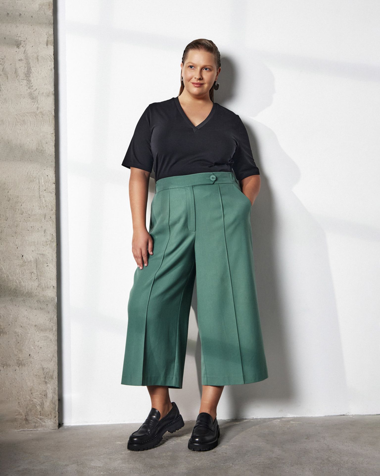 Футболка с V-образным вырезом