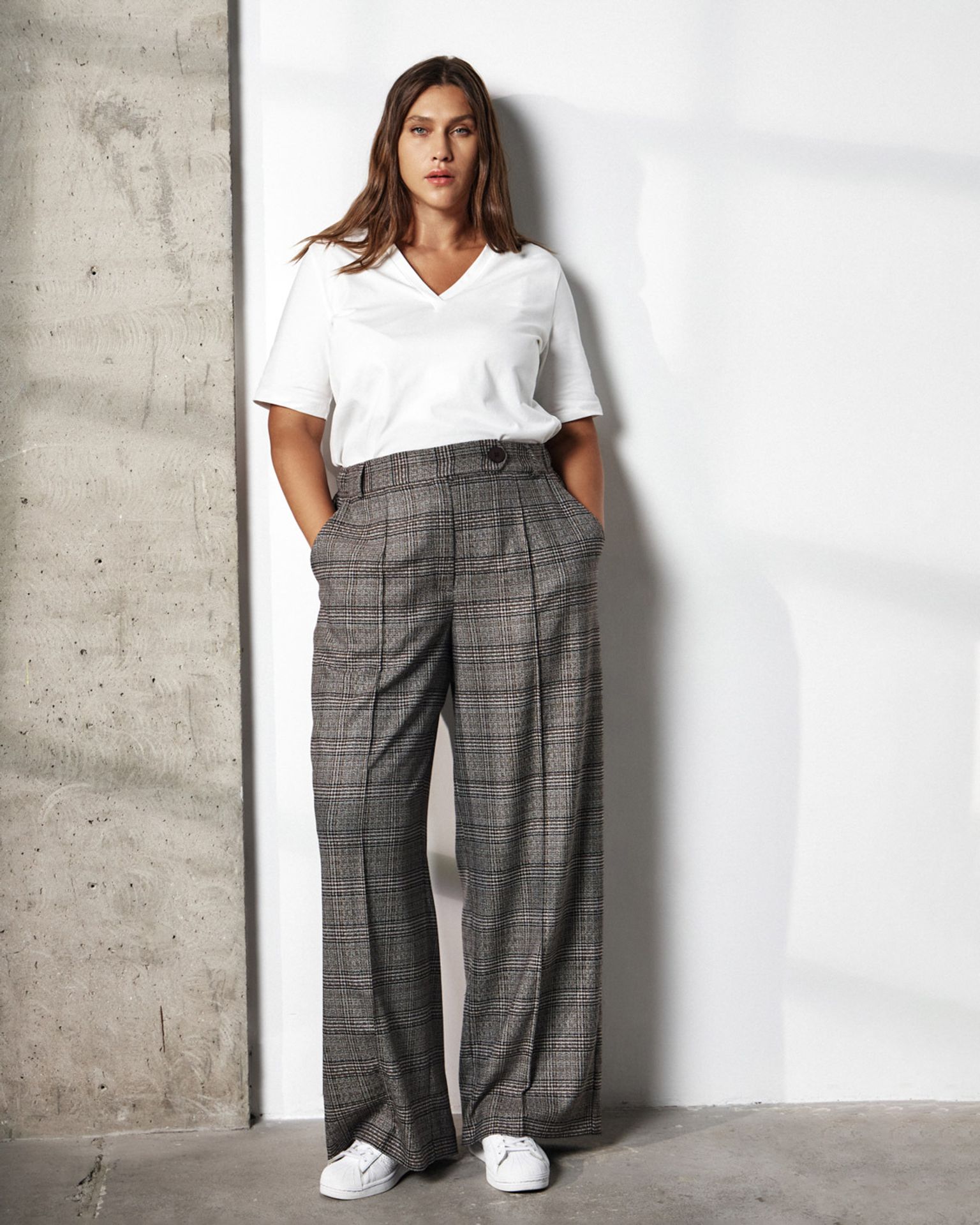 Футболка с V-образным вырезом