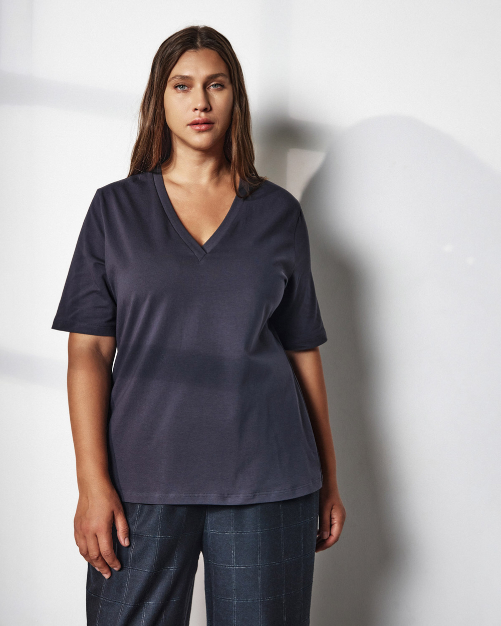 Футболка с V-образным вырезом