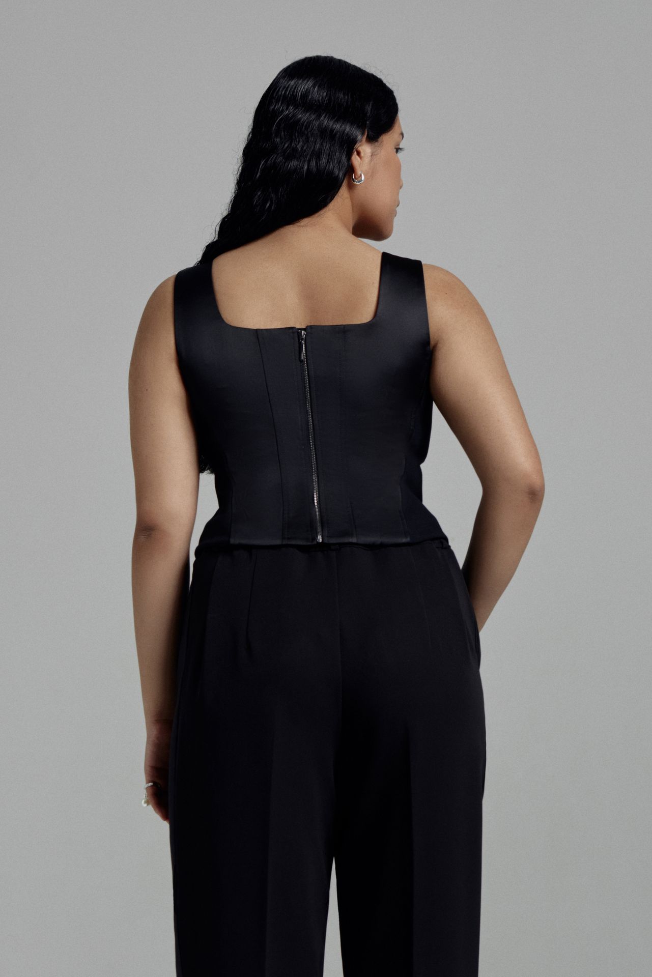 Брюки-бананы с атласной отделкой