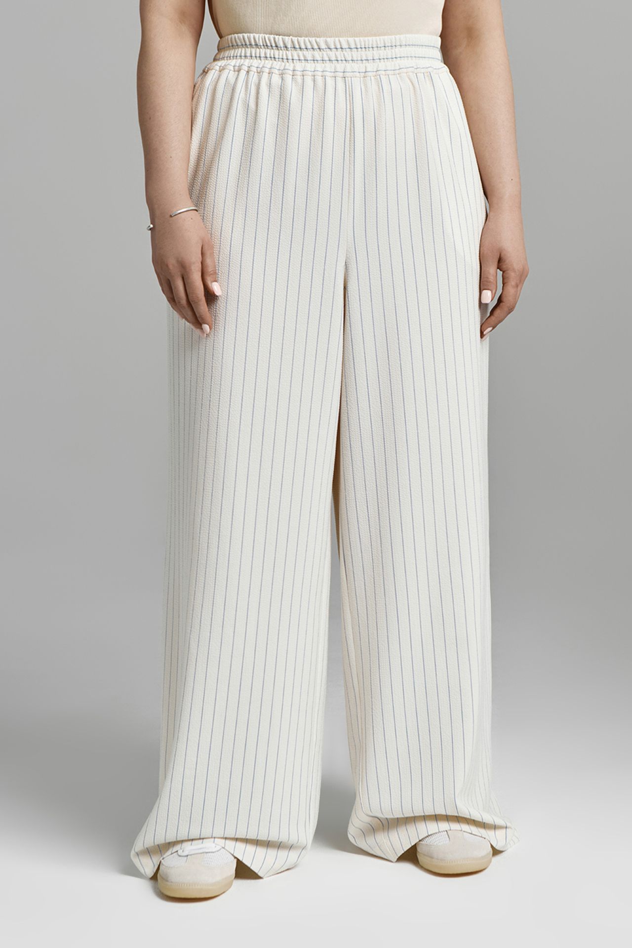 Брюки к рубашке в полоску