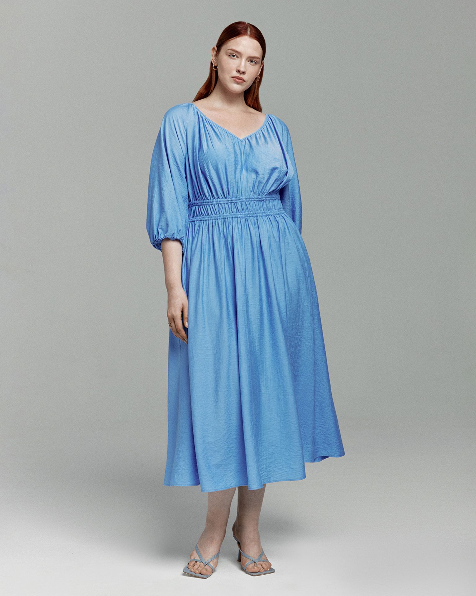 Платье с поясом-резинкой на талии