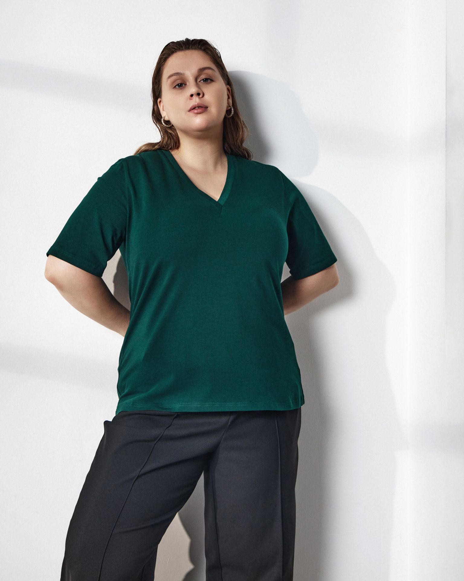 Футболка с V-образным вырезом