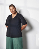 Футболка с V-образным вырезом