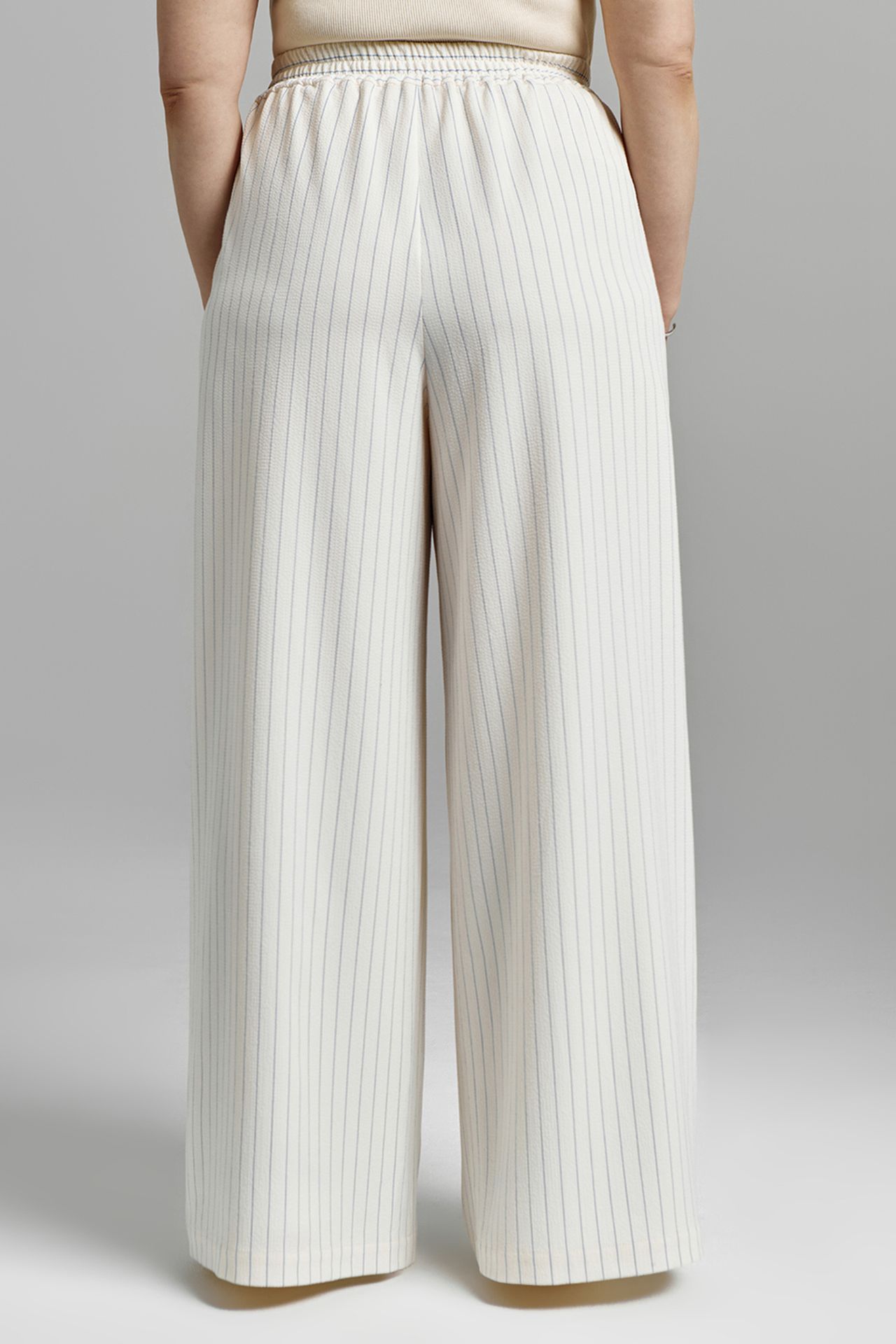 Брюки к рубашке в полоску