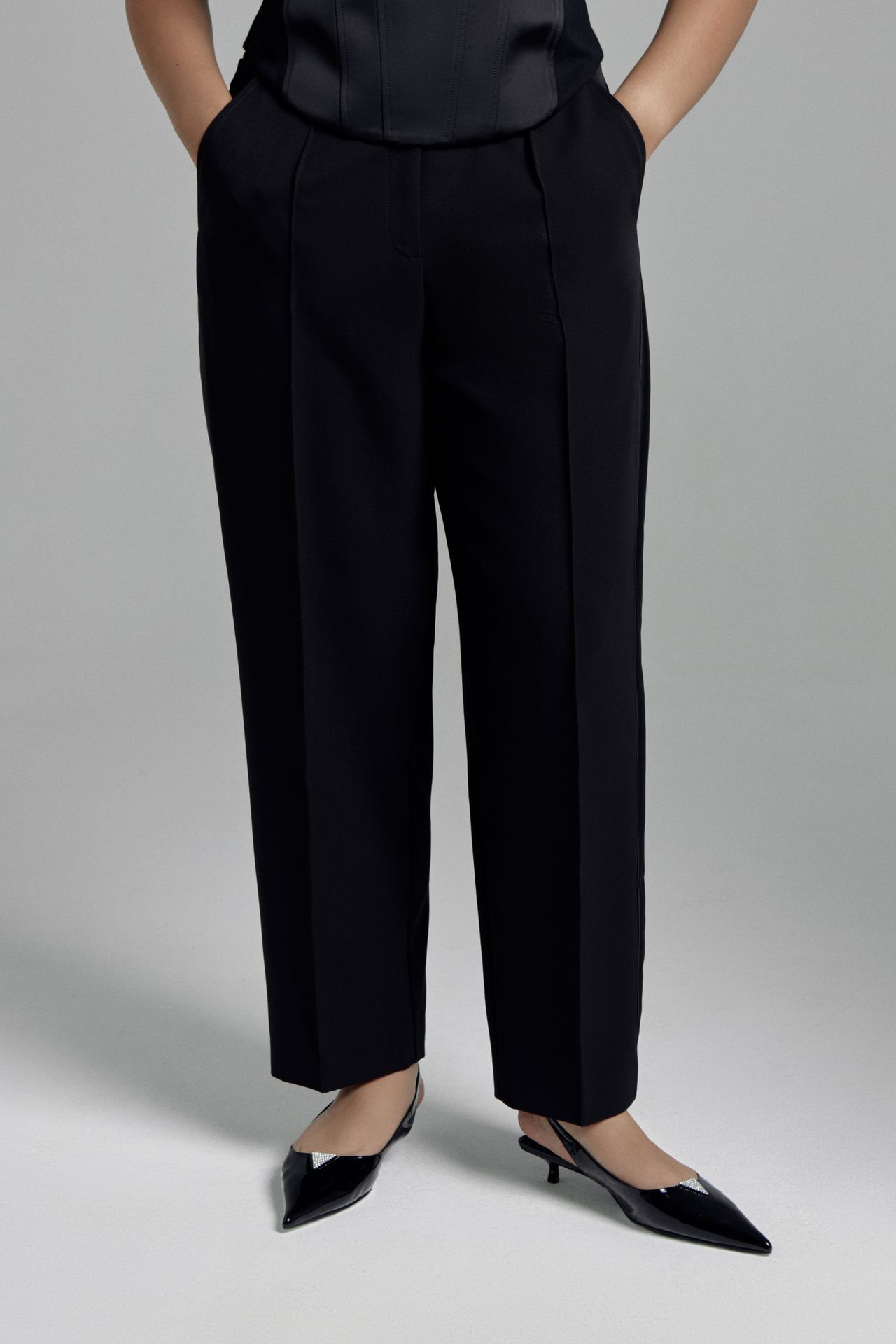 Брюки-бананы с атласной отделкой