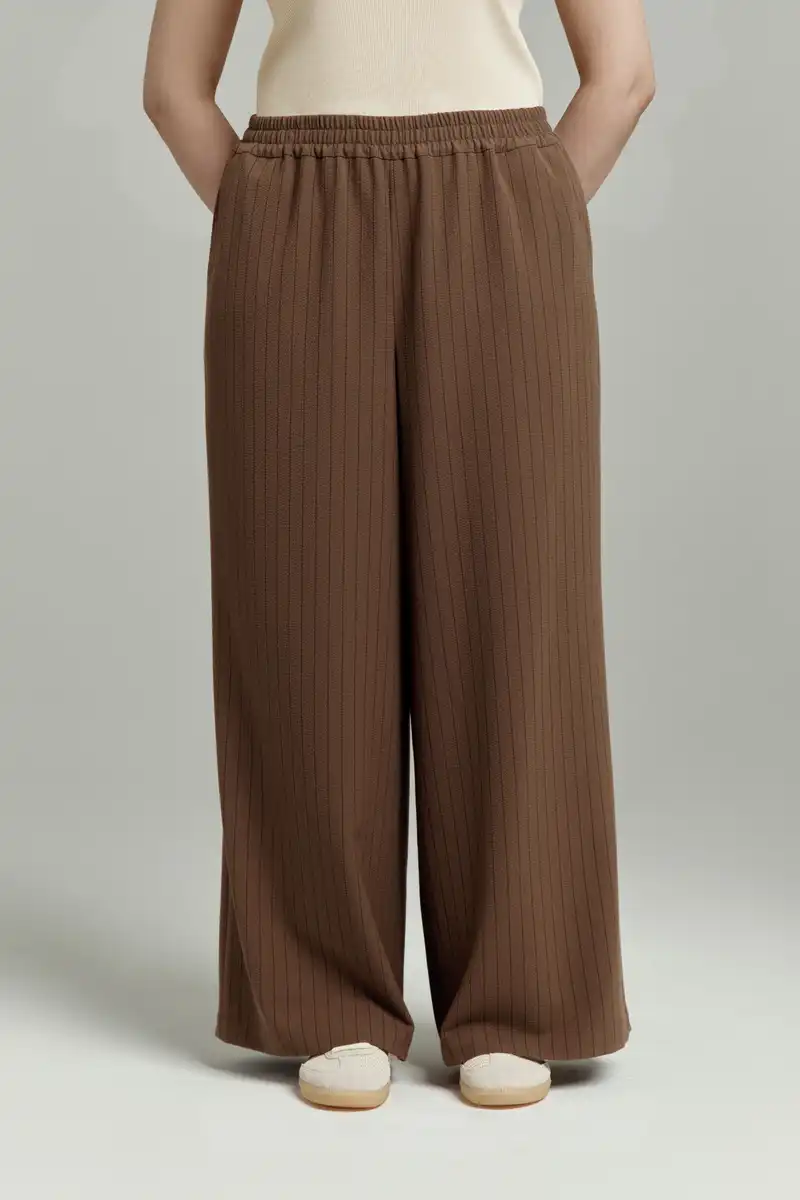 Брюки к рубашке в полоску