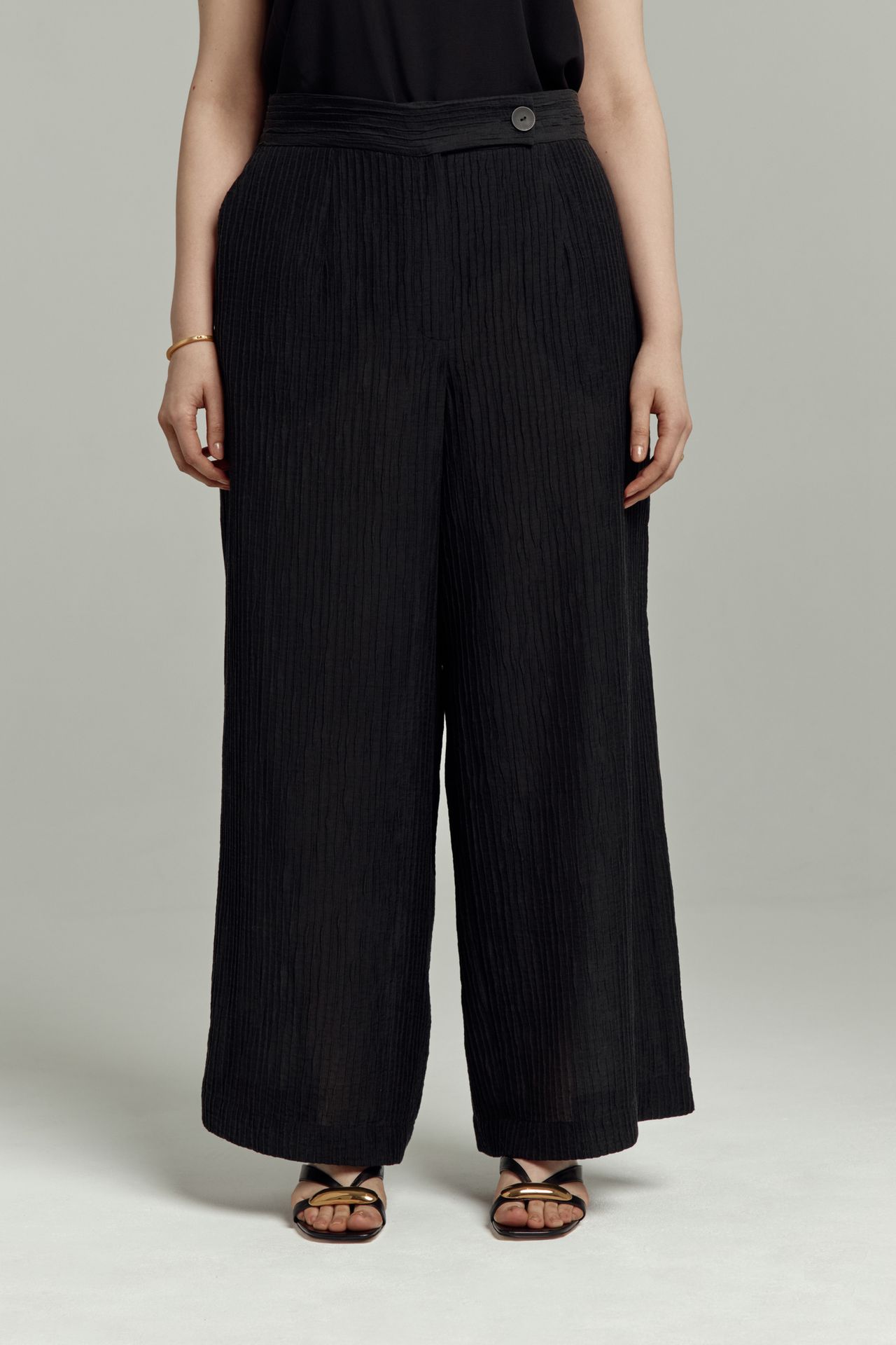 Брюки из фактурной ткани