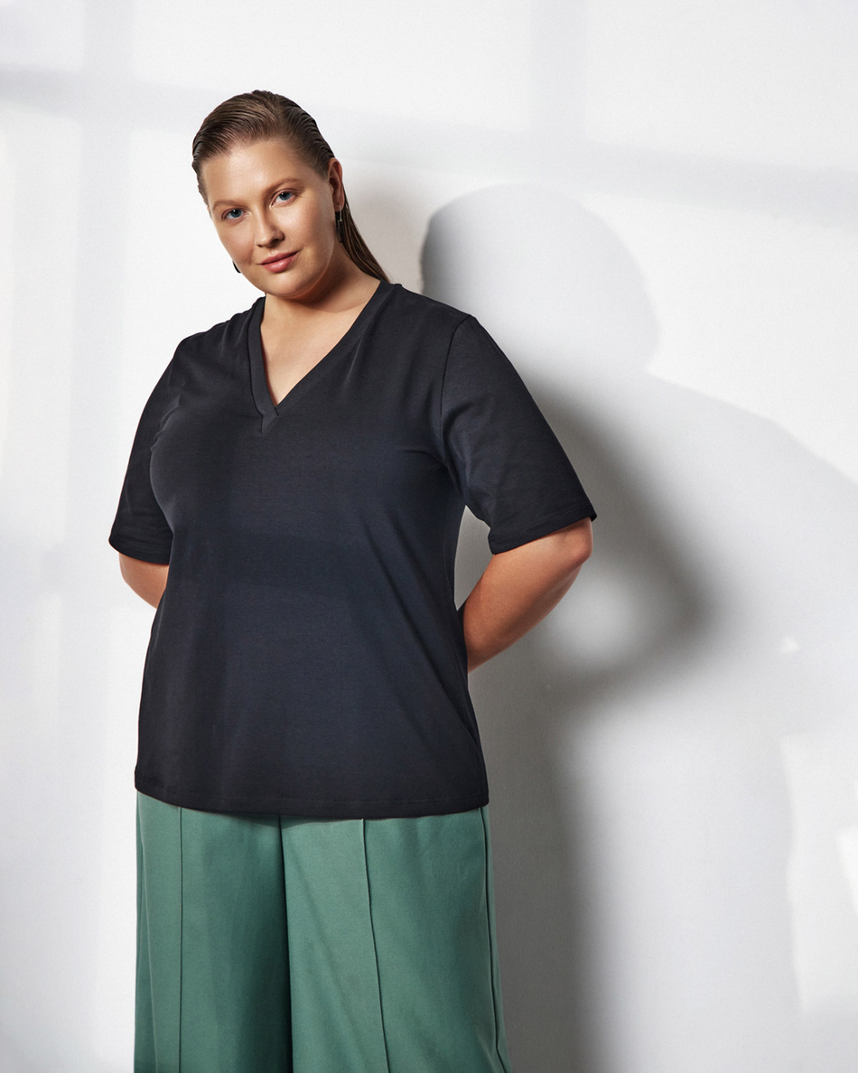 Футболка с V-образным вырезом