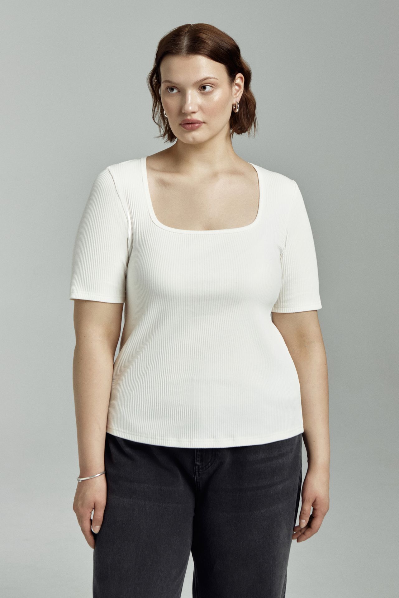 Топ базовый с вырезом каре