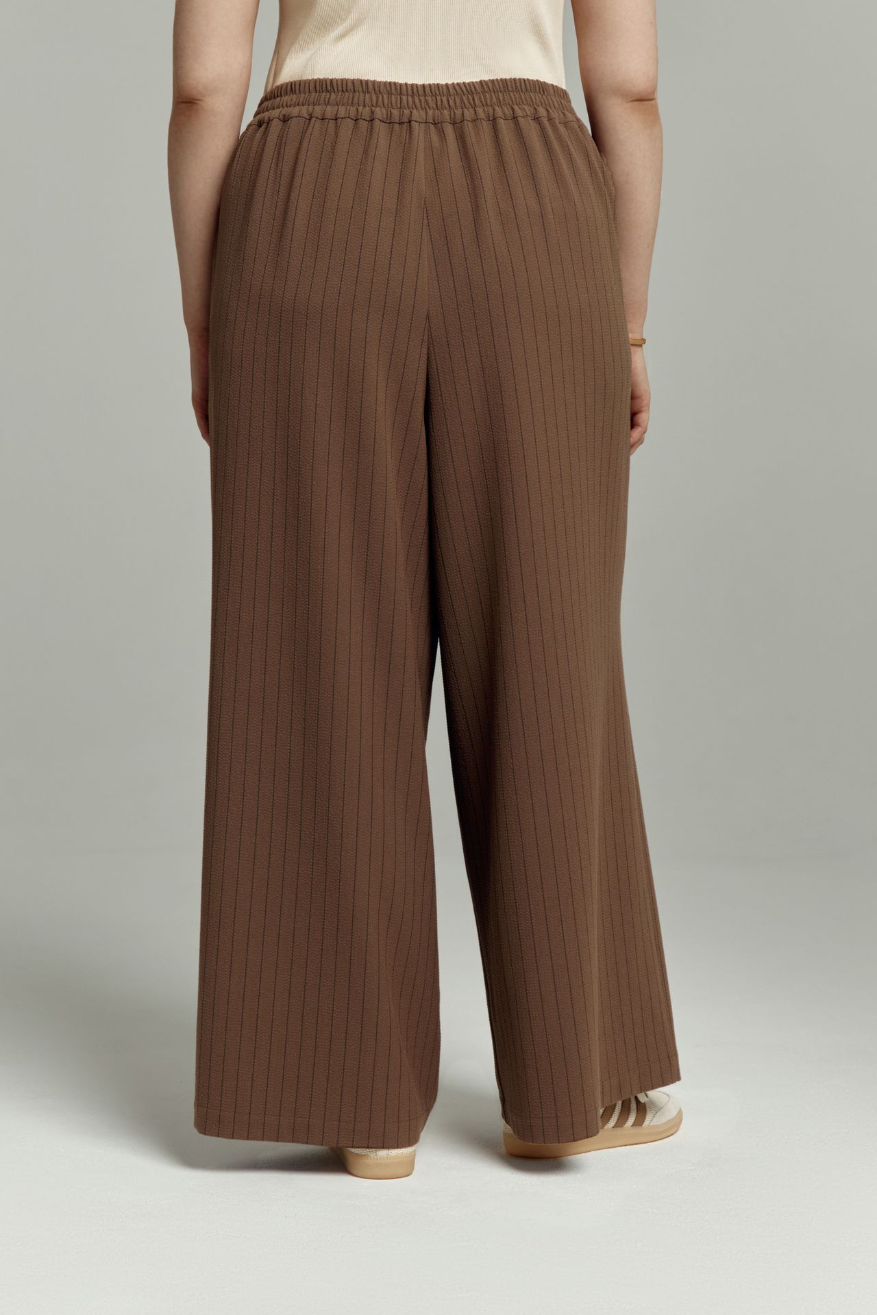 Брюки к рубашке в полоску