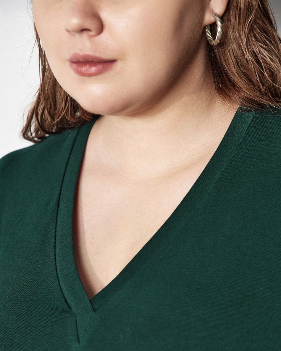 Футболка с V-образным вырезом