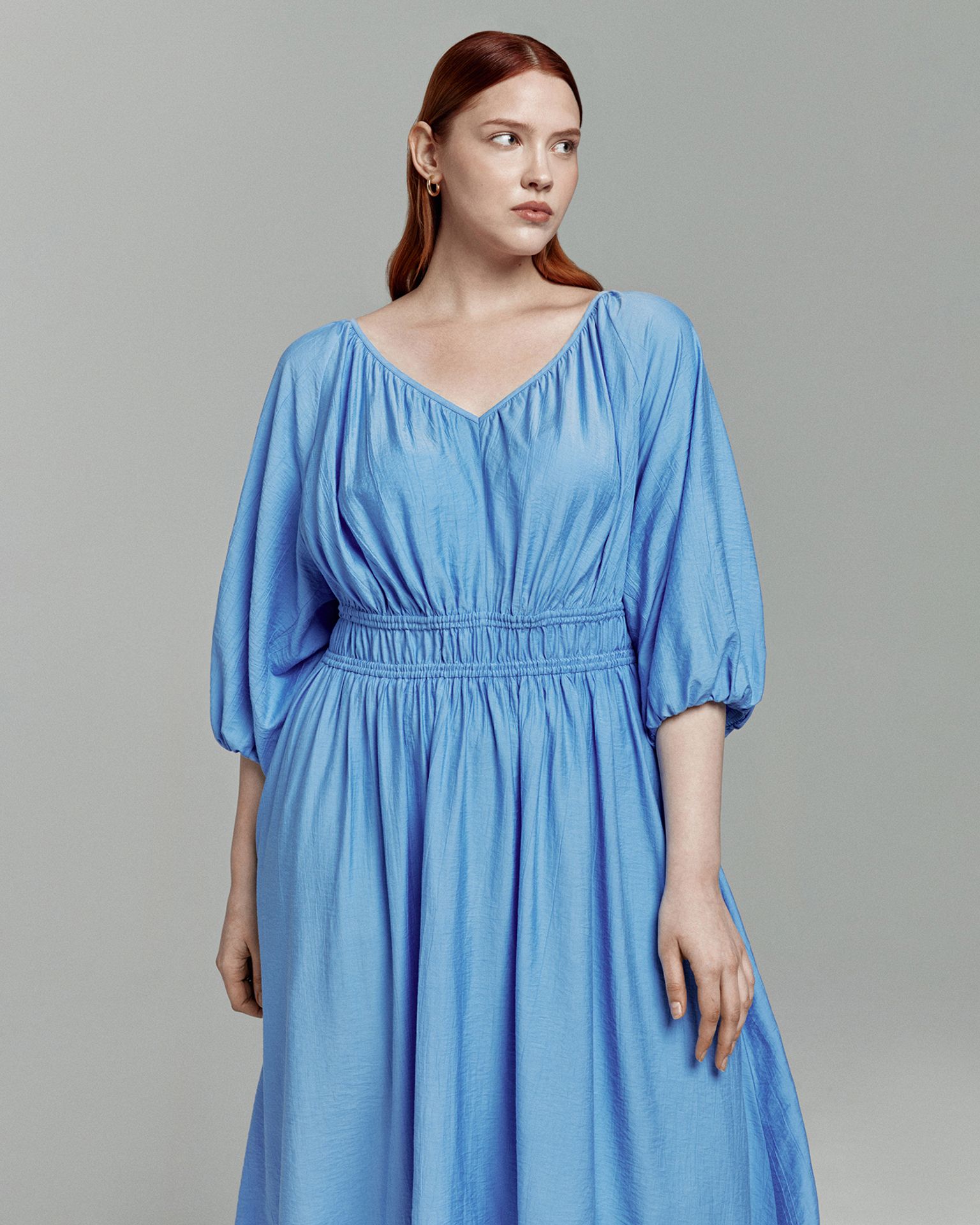 Платье с поясом-резинкой на талии